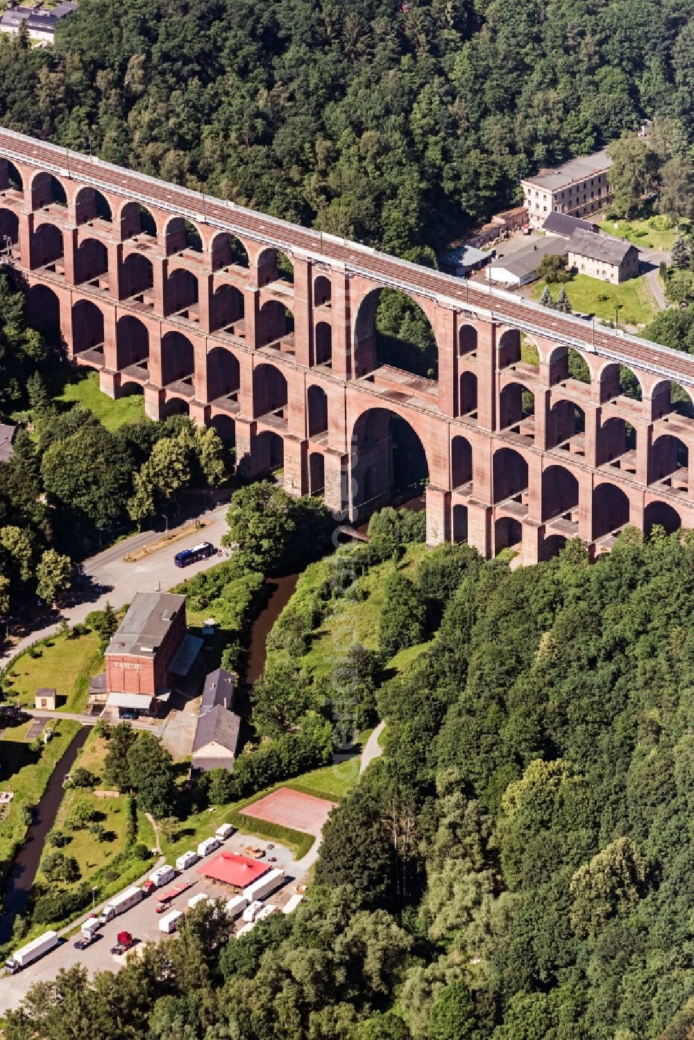 Aerial photograph Netzschkau - Viaduct of the railway bridge structure to route the railway tracks in Netzschkau in the state Saxony, Germany