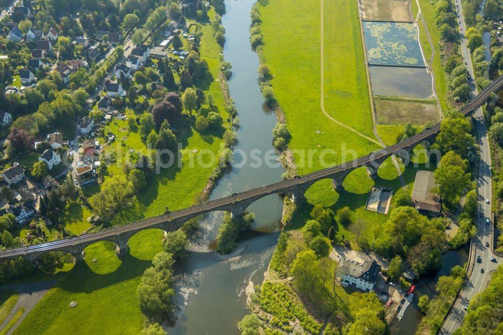 Witten from the bird's eye view: Viaduct of the railway bridge structure to route the railway tracks in the district Bommern in Witten in the state North Rhine-Westphalia, Germany