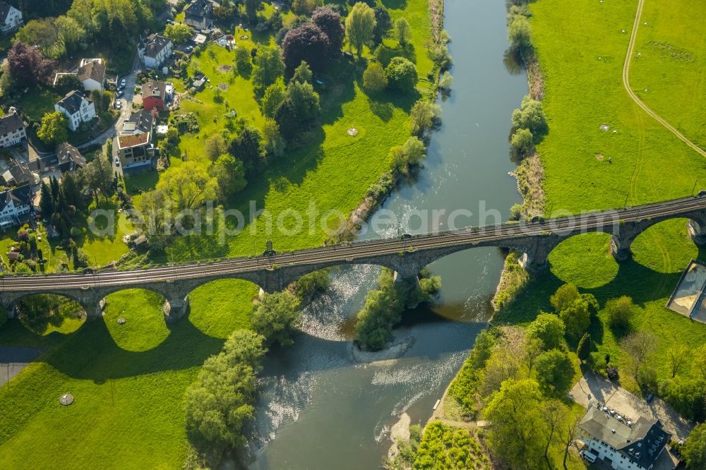 Aerial image Witten - Viaduct of the railway bridge structure to route the railway tracks in the district Bommern in Witten in the state North Rhine-Westphalia, Germany