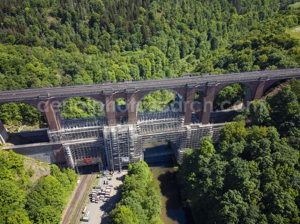 Aerial photograph Plauen - Viaduct of the railway bridge structure to route the railway tracks on street Friedensstrasse in Plauen Vogtland in the state Saxony, Germany