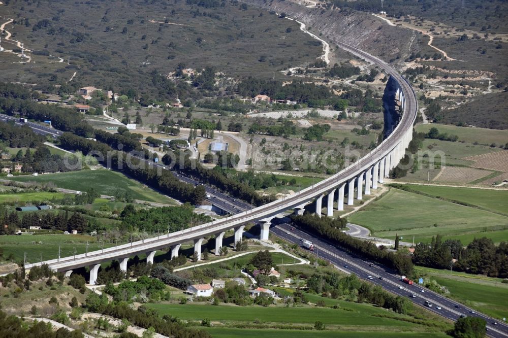 Aerial photograph Ventabren - Viaduct of the railway bridge structure to route the railway tracks in Ventabren in Provence-Alpes-Cote d'Azur, France