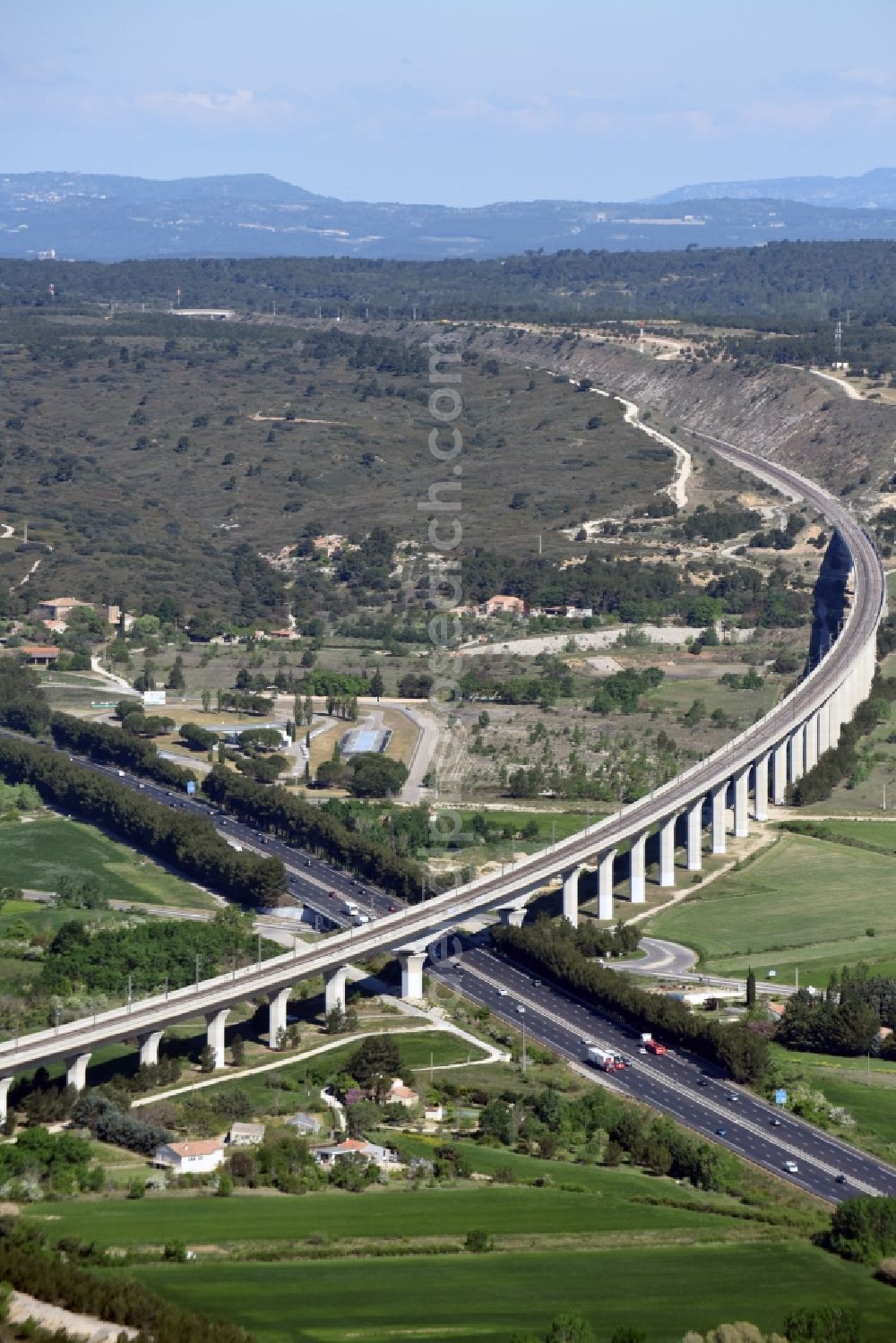 Aerial photograph Ventabren - Viaduct of the railway bridge structure to route the railway tracks in Ventabren in Provence-Alpes-Cote d'Azur, France