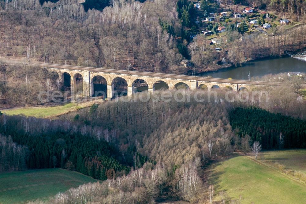 Wechselburg from the bird's eye view: Viaduct of the railway bridge structure to route the railway tracks in Wechselburg in the state Saxony, Germany