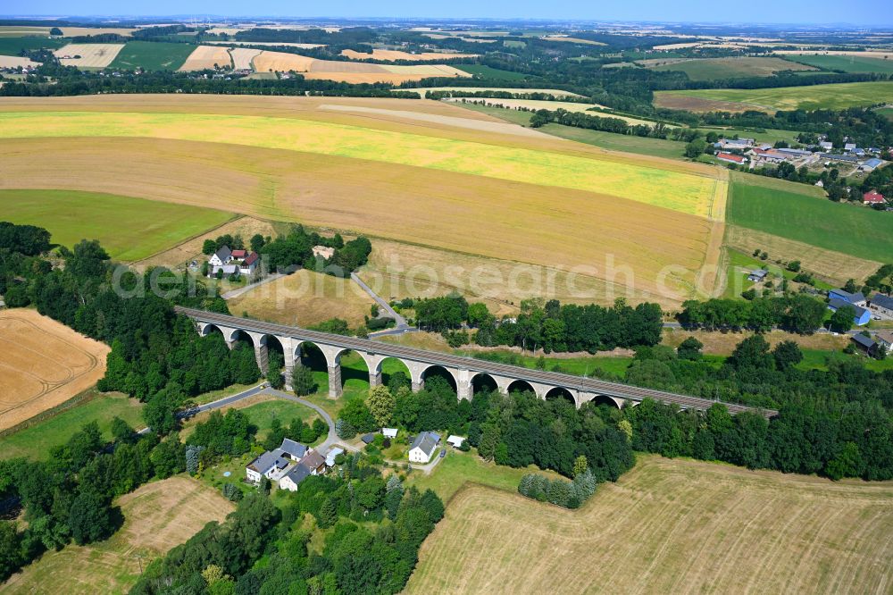 Oberschöna from the bird's eye view: Viaduct of the railway bridge structure to route the railway tracks in the district Wegefarth in Oberschoena in the state Saxony, Germany