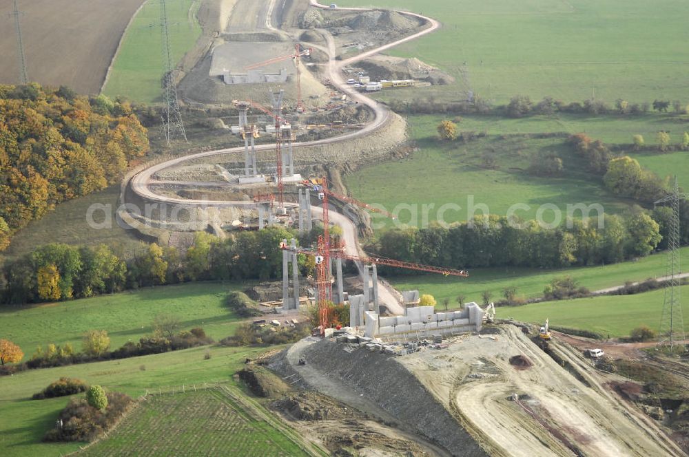 Ettenhausen from the bird's eye view: Viaduktneubau an der Neubautrasse der BAB A 4 - Umfahrung Hörselberge in Thüringen bei Eisenach. Brückenbauwerksmontage an der B84. Das Bieterkonsortium VINCI Concessions / Hochtief PPP (50/50) hat den Zuschlag für das A-Modell BAB A 4 Umfahrung Hörselberge (km 238,5 bis km 283,2) erhalten. Die bei diesem Projekt auf der Bauausführungsebene gegründete Arbeitsgemeinschaft wird von der EUROVIA Infra GmbH angeführt, des Weiteren sind hier die Unternehmen Hochtief, Strassing Limes und Rädlinger beteiligt. Durchgeführt werden die im Zuge dieses Projektes notwendigen Arbeiten unter an derem von den Mitarbeitern der Niederlassung Weimar der EUROVIA Verkehrsbau Union sowie der Niederlassungen Abbruch und Erdbau, Betonstraßenbau, Ingenieurbau und TECO Schallschutz der EUROVIA Beton. DEGES; STREIF Baulogistik