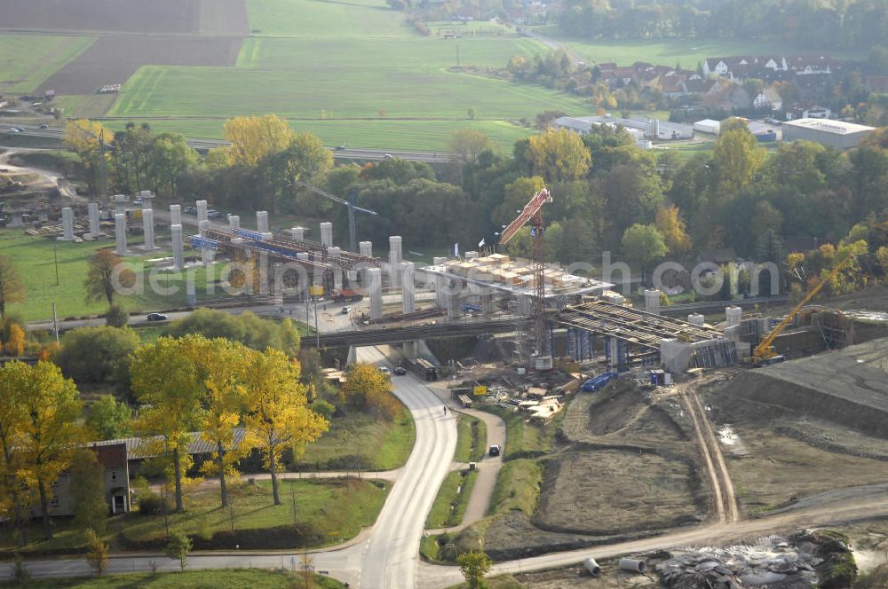 Aerial photograph Sättelstedt - Viaduktneubau an der Neubautrasse der BAB A 4 - Umfahrung Hörselberge in Thüringen bei Eisenach. Brückenbauwerksmontage an der B84. Das Bieterkonsortium VINCI Concessions / Hochtief PPP (50/50) hat den Zuschlag für das A-Modell BAB A 4 Umfahrung Hörselberge (km 238,5 bis km 283,2) erhalten. Die bei diesem Projekt auf der Bauausführungsebene gegründete Arbeitsgemeinschaft wird von der EUROVIA Infra GmbH angeführt, des Weiteren sind hier die Unternehmen Hochtief, Strassing Limes und Rädlinger beteiligt. Durchgeführt werden die im Zuge dieses Projektes notwendigen Arbeiten unter an derem von den Mitarbeitern der Niederlassung Weimar der EUROVIA Verkehrsbau Union sowie der Niederlassungen Abbruch und Erdbau, Betonstraßenbau, Ingenieurbau und TECO Schallschutz der EUROVIA Beton. DEGES; STREIF Baulogistik