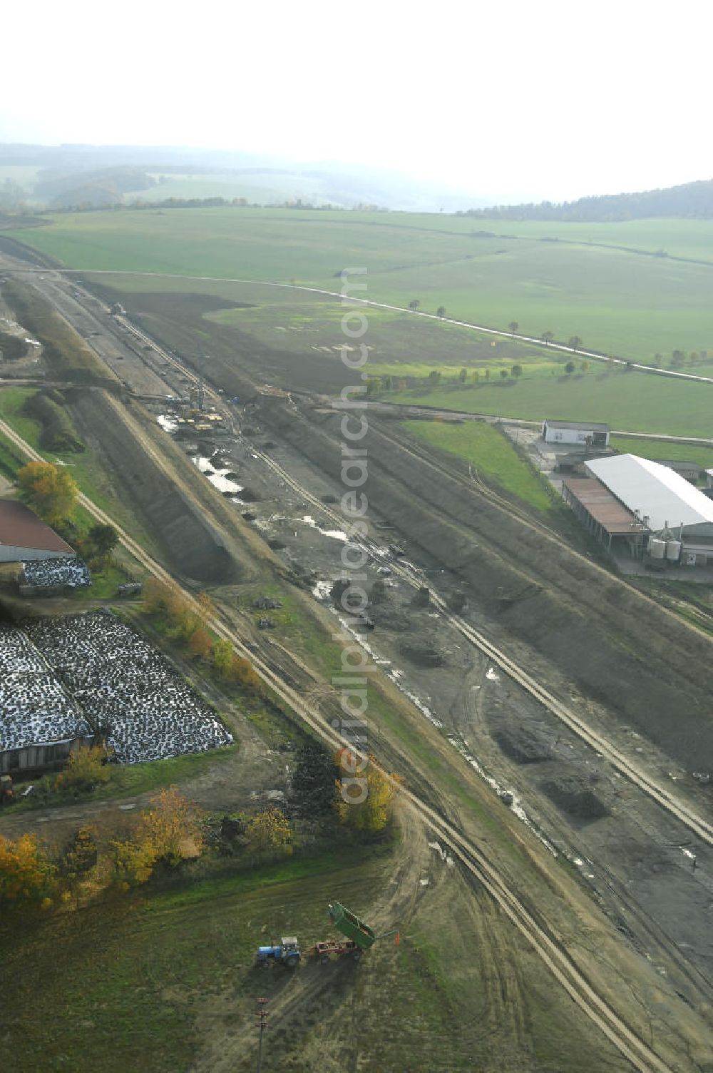 Sättelstedt from above - Viaduktneubau an der Neubautrasse der BAB A 4 - Umfahrung Hörselberge in Thüringen bei Eisenach. Brückenbauwerksmontage an der B84. Das Bieterkonsortium VINCI Concessions / Hochtief PPP (50/50) hat den Zuschlag für das A-Modell BAB A 4 Umfahrung Hörselberge (km 238,5 bis km 283,2) erhalten. Die bei diesem Projekt auf der Bauausführungsebene gegründete Arbeitsgemeinschaft wird von der EUROVIA Infra GmbH angeführt, des Weiteren sind hier die Unternehmen Hochtief, Strassing Limes und Rädlinger beteiligt. Durchgeführt werden die im Zuge dieses Projektes notwendigen Arbeiten unter an derem von den Mitarbeitern der Niederlassung Weimar der EUROVIA Verkehrsbau Union sowie der Niederlassungen Abbruch und Erdbau, Betonstraßenbau, Ingenieurbau und TECO Schallschutz der EUROVIA Beton. DEGES; STREIF Baulogistik