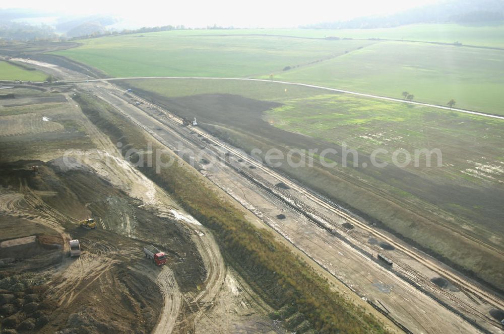 Sättelstedt from the bird's eye view: Viaduktneubau an der Neubautrasse der BAB A 4 - Umfahrung Hörselberge in Thüringen bei Eisenach. Brückenbauwerksmontage an der B84. Das Bieterkonsortium VINCI Concessions / Hochtief PPP (50/50) hat den Zuschlag für das A-Modell BAB A 4 Umfahrung Hörselberge (km 238,5 bis km 283,2) erhalten. Die bei diesem Projekt auf der Bauausführungsebene gegründete Arbeitsgemeinschaft wird von der EUROVIA Infra GmbH angeführt, des Weiteren sind hier die Unternehmen Hochtief, Strassing Limes und Rädlinger beteiligt. Durchgeführt werden die im Zuge dieses Projektes notwendigen Arbeiten unter an derem von den Mitarbeitern der Niederlassung Weimar der EUROVIA Verkehrsbau Union sowie der Niederlassungen Abbruch und Erdbau, Betonstraßenbau, Ingenieurbau und TECO Schallschutz der EUROVIA Beton. DEGES; STREIF Baulogistik