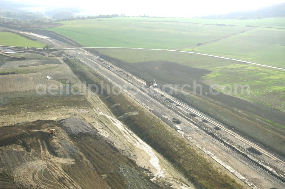 Aerial image Sättelstedt - Viaduktneubau an der Neubautrasse der BAB A 4 - Umfahrung Hörselberge in Thüringen bei Eisenach. Brückenbauwerksmontage an der B84. Das Bieterkonsortium VINCI Concessions / Hochtief PPP (50/50) hat den Zuschlag für das A-Modell BAB A 4 Umfahrung Hörselberge (km 238,5 bis km 283,2) erhalten. Die bei diesem Projekt auf der Bauausführungsebene gegründete Arbeitsgemeinschaft wird von der EUROVIA Infra GmbH angeführt, des Weiteren sind hier die Unternehmen Hochtief, Strassing Limes und Rädlinger beteiligt. Durchgeführt werden die im Zuge dieses Projektes notwendigen Arbeiten unter an derem von den Mitarbeitern der Niederlassung Weimar der EUROVIA Verkehrsbau Union sowie der Niederlassungen Abbruch und Erdbau, Betonstraßenbau, Ingenieurbau und TECO Schallschutz der EUROVIA Beton. DEGES; STREIF Baulogistik