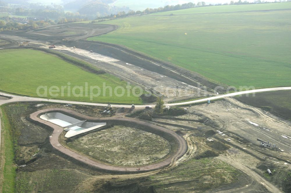 Aerial photograph Sättelstedt - Viaduktneubau an der Neubautrasse der BAB A 4 - Umfahrung Hörselberge in Thüringen bei Eisenach. Brückenbauwerksmontage an der B84. Das Bieterkonsortium VINCI Concessions / Hochtief PPP (50/50) hat den Zuschlag für das A-Modell BAB A 4 Umfahrung Hörselberge (km 238,5 bis km 283,2) erhalten. Die bei diesem Projekt auf der Bauausführungsebene gegründete Arbeitsgemeinschaft wird von der EUROVIA Infra GmbH angeführt, des Weiteren sind hier die Unternehmen Hochtief, Strassing Limes und Rädlinger beteiligt. Durchgeführt werden die im Zuge dieses Projektes notwendigen Arbeiten unter an derem von den Mitarbeitern der Niederlassung Weimar der EUROVIA Verkehrsbau Union sowie der Niederlassungen Abbruch und Erdbau, Betonstraßenbau, Ingenieurbau und TECO Schallschutz der EUROVIA Beton. DEGES; STREIF Baulogistik