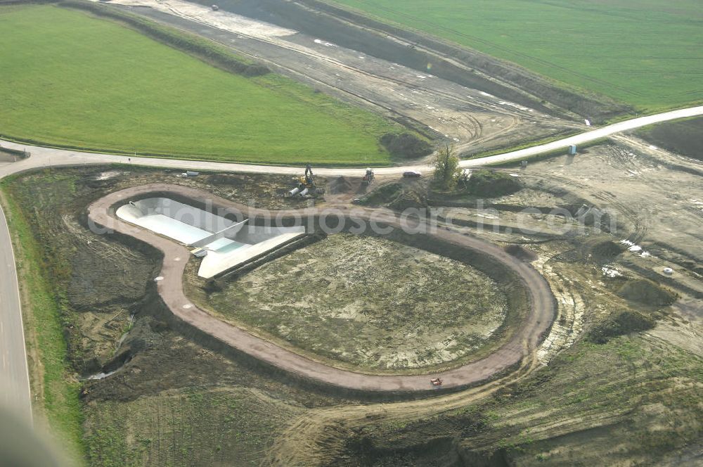 Sättelstedt from above - Viaduktneubau an der Neubautrasse der BAB A 4 - Umfahrung Hörselberge in Thüringen bei Eisenach. Brückenbauwerksmontage an der B84. Das Bieterkonsortium VINCI Concessions / Hochtief PPP (50/50) hat den Zuschlag für das A-Modell BAB A 4 Umfahrung Hörselberge (km 238,5 bis km 283,2) erhalten. Die bei diesem Projekt auf der Bauausführungsebene gegründete Arbeitsgemeinschaft wird von der EUROVIA Infra GmbH angeführt, des Weiteren sind hier die Unternehmen Hochtief, Strassing Limes und Rädlinger beteiligt. Durchgeführt werden die im Zuge dieses Projektes notwendigen Arbeiten unter an derem von den Mitarbeitern der Niederlassung Weimar der EUROVIA Verkehrsbau Union sowie der Niederlassungen Abbruch und Erdbau, Betonstraßenbau, Ingenieurbau und TECO Schallschutz der EUROVIA Beton. DEGES; STREIF Baulogistik