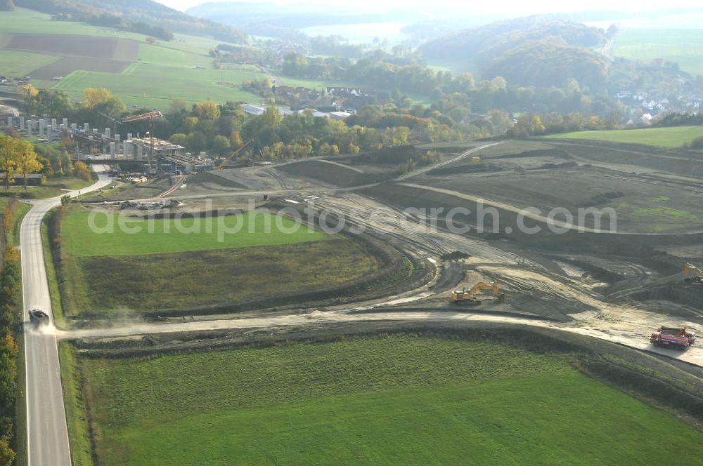 Sättelstedt from the bird's eye view: Viaduktneubau an der Neubautrasse der BAB A 4 - Umfahrung Hörselberge in Thüringen bei Eisenach. Brückenbauwerksmontage an der B84. Das Bieterkonsortium VINCI Concessions / Hochtief PPP (50/50) hat den Zuschlag für das A-Modell BAB A 4 Umfahrung Hörselberge (km 238,5 bis km 283,2) erhalten. Die bei diesem Projekt auf der Bauausführungsebene gegründete Arbeitsgemeinschaft wird von der EUROVIA Infra GmbH angeführt, des Weiteren sind hier die Unternehmen Hochtief, Strassing Limes und Rädlinger beteiligt. Durchgeführt werden die im Zuge dieses Projektes notwendigen Arbeiten unter an derem von den Mitarbeitern der Niederlassung Weimar der EUROVIA Verkehrsbau Union sowie der Niederlassungen Abbruch und Erdbau, Betonstraßenbau, Ingenieurbau und TECO Schallschutz der EUROVIA Beton. DEGES; STREIF Baulogistik