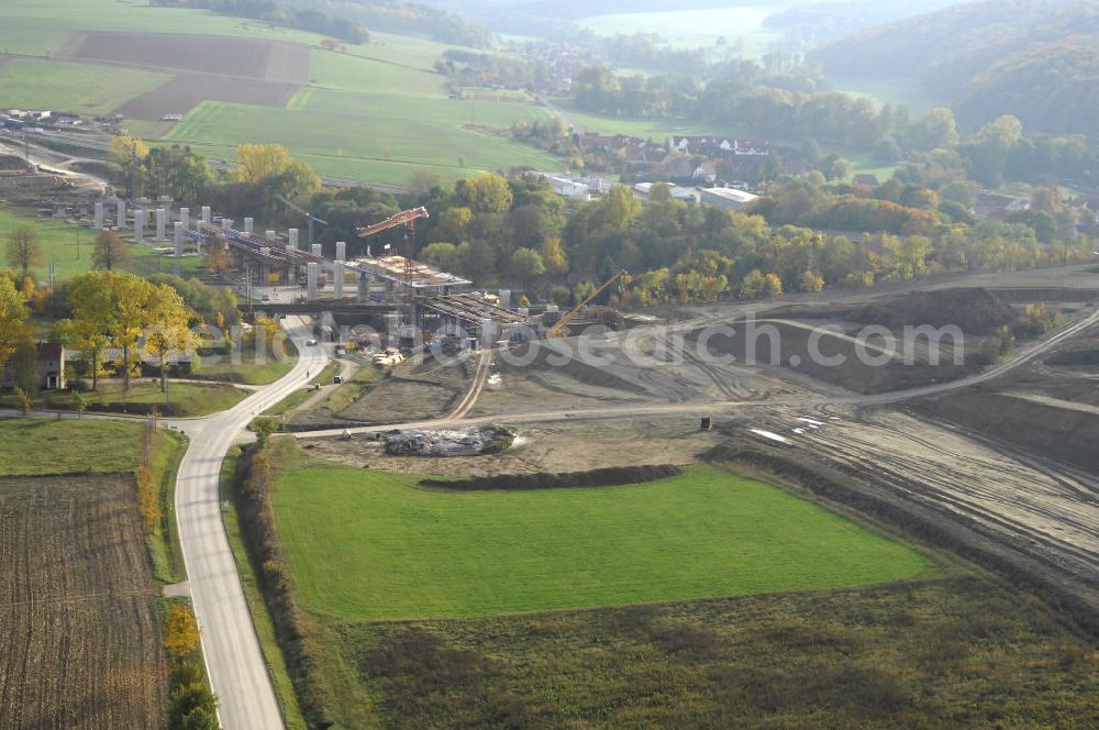 Aerial image Sättelstedt - Viaduktneubau an der Neubautrasse der BAB A 4 - Umfahrung Hörselberge in Thüringen bei Eisenach. Brückenbauwerksmontage an der B84. Das Bieterkonsortium VINCI Concessions / Hochtief PPP (50/50) hat den Zuschlag für das A-Modell BAB A 4 Umfahrung Hörselberge (km 238,5 bis km 283,2) erhalten. Die bei diesem Projekt auf der Bauausführungsebene gegründete Arbeitsgemeinschaft wird von der EUROVIA Infra GmbH angeführt, des Weiteren sind hier die Unternehmen Hochtief, Strassing Limes und Rädlinger beteiligt. Durchgeführt werden die im Zuge dieses Projektes notwendigen Arbeiten unter an derem von den Mitarbeitern der Niederlassung Weimar der EUROVIA Verkehrsbau Union sowie der Niederlassungen Abbruch und Erdbau, Betonstraßenbau, Ingenieurbau und TECO Schallschutz der EUROVIA Beton. DEGES; STREIF Baulogistik