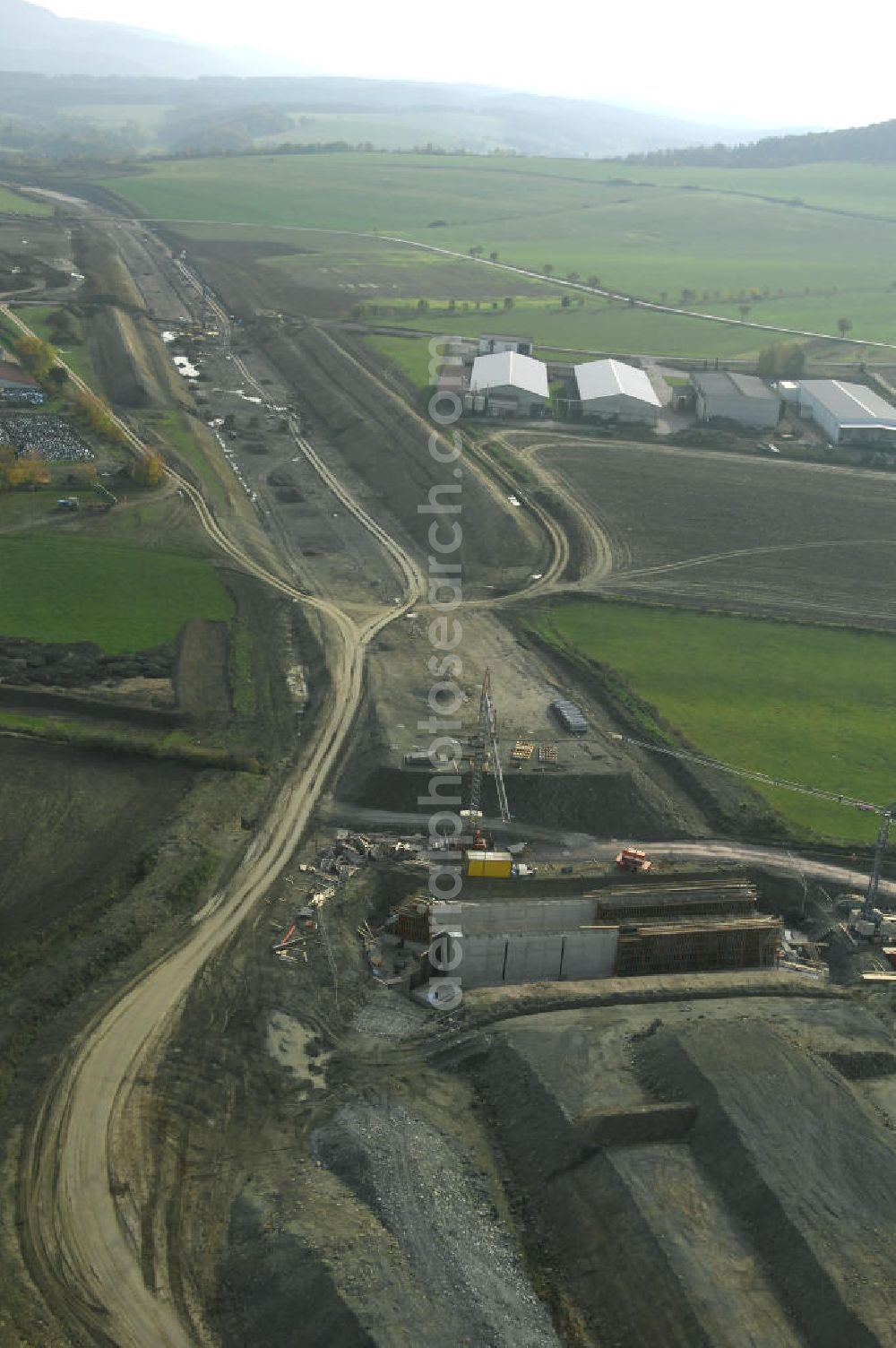 Aerial photograph Sättelstedt - Viaduktneubau an der Neubautrasse der BAB A 4 - Umfahrung Hörselberge in Thüringen bei Eisenach. Brückenbauwerksmontage an der B84. Das Bieterkonsortium VINCI Concessions / Hochtief PPP (50/50) hat den Zuschlag für das A-Modell BAB A 4 Umfahrung Hörselberge (km 238,5 bis km 283,2) erhalten. Die bei diesem Projekt auf der Bauausführungsebene gegründete Arbeitsgemeinschaft wird von der EUROVIA Infra GmbH angeführt, des Weiteren sind hier die Unternehmen Hochtief, Strassing Limes und Rädlinger beteiligt. Durchgeführt werden die im Zuge dieses Projektes notwendigen Arbeiten unter an derem von den Mitarbeitern der Niederlassung Weimar der EUROVIA Verkehrsbau Union sowie der Niederlassungen Abbruch und Erdbau, Betonstraßenbau, Ingenieurbau und TECO Schallschutz der EUROVIA Beton. DEGES; STREIF Baulogistik