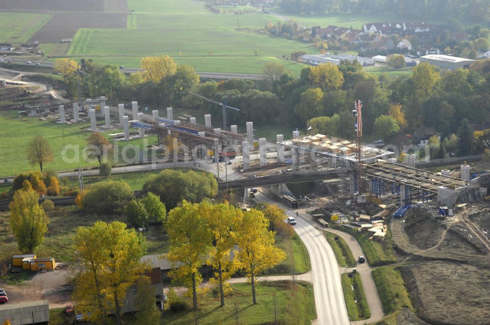 Sättelstedt from above - Viaduktneubau an der Neubautrasse der BAB A 4 - Umfahrung Hörselberge in Thüringen bei Eisenach. Brückenbauwerksmontage an der B84. Das Bieterkonsortium VINCI Concessions / Hochtief PPP (50/50) hat den Zuschlag für das A-Modell BAB A 4 Umfahrung Hörselberge (km 238,5 bis km 283,2) erhalten. Die bei diesem Projekt auf der Bauausführungsebene gegründete Arbeitsgemeinschaft wird von der EUROVIA Infra GmbH angeführt, des Weiteren sind hier die Unternehmen Hochtief, Strassing Limes und Rädlinger beteiligt. Durchgeführt werden die im Zuge dieses Projektes notwendigen Arbeiten unter an derem von den Mitarbeitern der Niederlassung Weimar der EUROVIA Verkehrsbau Union sowie der Niederlassungen Abbruch und Erdbau, Betonstraßenbau, Ingenieurbau und TECO Schallschutz der EUROVIA Beton. DEGES; STREIF Baulogistik