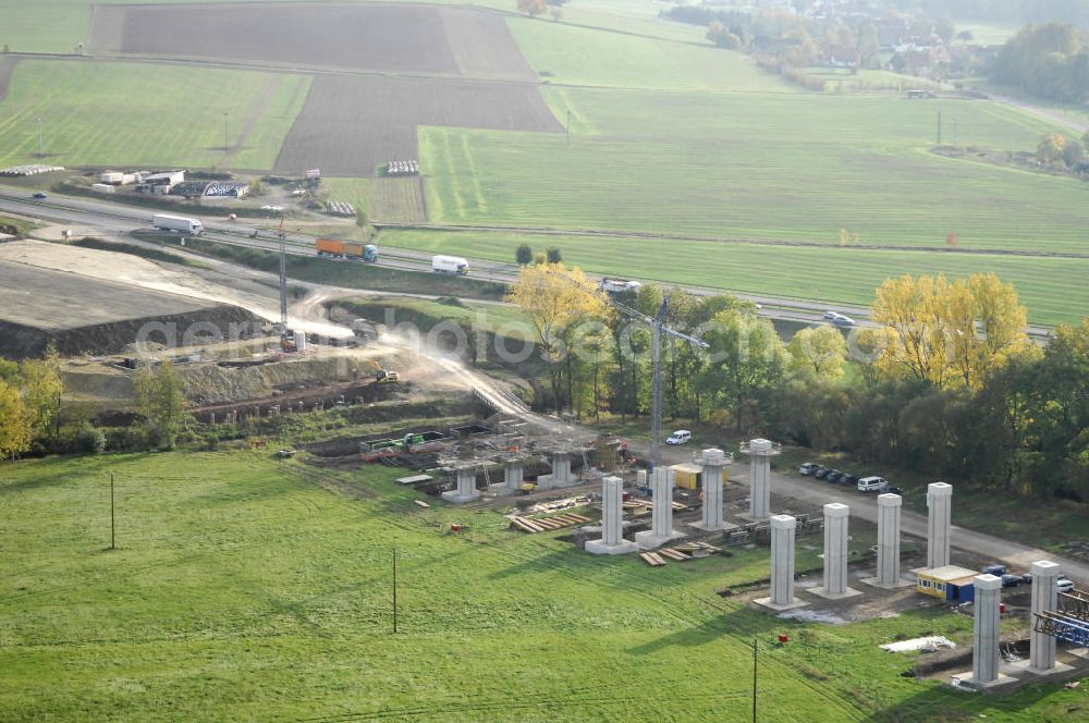 Sättelstedt from the bird's eye view: Viaduktneubau an der Neubautrasse der BAB A 4 - Umfahrung Hörselberge in Thüringen bei Eisenach. Brückenbauwerksmontage an der B84. Das Bieterkonsortium VINCI Concessions / Hochtief PPP (50/50) hat den Zuschlag für das A-Modell BAB A 4 Umfahrung Hörselberge (km 238,5 bis km 283,2) erhalten. Die bei diesem Projekt auf der Bauausführungsebene gegründete Arbeitsgemeinschaft wird von der EUROVIA Infra GmbH angeführt, des Weiteren sind hier die Unternehmen Hochtief, Strassing Limes und Rädlinger beteiligt. Durchgeführt werden die im Zuge dieses Projektes notwendigen Arbeiten unter an derem von den Mitarbeitern der Niederlassung Weimar der EUROVIA Verkehrsbau Union sowie der Niederlassungen Abbruch und Erdbau, Betonstraßenbau, Ingenieurbau und TECO Schallschutz der EUROVIA Beton. DEGES; STREIF Baulogistik