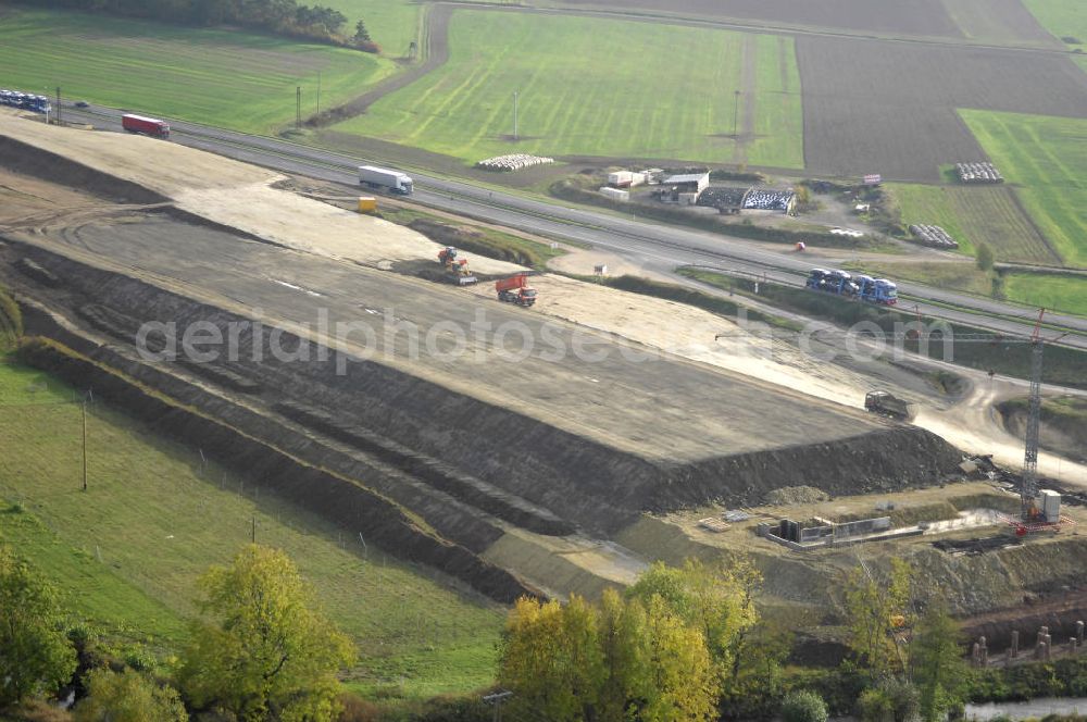 Aerial image Sättelstedt - Viaduktneubau an der Neubautrasse der BAB A 4 - Umfahrung Hörselberge in Thüringen bei Eisenach. Brückenbauwerksmontage an der B84. Das Bieterkonsortium VINCI Concessions / Hochtief PPP (50/50) hat den Zuschlag für das A-Modell BAB A 4 Umfahrung Hörselberge (km 238,5 bis km 283,2) erhalten. Die bei diesem Projekt auf der Bauausführungsebene gegründete Arbeitsgemeinschaft wird von der EUROVIA Infra GmbH angeführt, des Weiteren sind hier die Unternehmen Hochtief, Strassing Limes und Rädlinger beteiligt. Durchgeführt werden die im Zuge dieses Projektes notwendigen Arbeiten unter an derem von den Mitarbeitern der Niederlassung Weimar der EUROVIA Verkehrsbau Union sowie der Niederlassungen Abbruch und Erdbau, Betonstraßenbau, Ingenieurbau und TECO Schallschutz der EUROVIA Beton. DEGES; STREIF Baulogistik