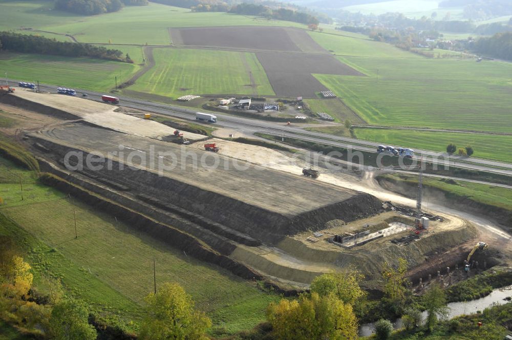 Aerial photograph Sättelstedt - Viaduktneubau an der Neubautrasse der BAB A 4 - Umfahrung Hörselberge in Thüringen bei Eisenach. Brückenbauwerksmontage an der B84. Das Bieterkonsortium VINCI Concessions / Hochtief PPP (50/50) hat den Zuschlag für das A-Modell BAB A 4 Umfahrung Hörselberge (km 238,5 bis km 283,2) erhalten. Die bei diesem Projekt auf der Bauausführungsebene gegründete Arbeitsgemeinschaft wird von der EUROVIA Infra GmbH angeführt, des Weiteren sind hier die Unternehmen Hochtief, Strassing Limes und Rädlinger beteiligt. Durchgeführt werden die im Zuge dieses Projektes notwendigen Arbeiten unter an derem von den Mitarbeitern der Niederlassung Weimar der EUROVIA Verkehrsbau Union sowie der Niederlassungen Abbruch und Erdbau, Betonstraßenbau, Ingenieurbau und TECO Schallschutz der EUROVIA Beton. DEGES; STREIF Baulogistik