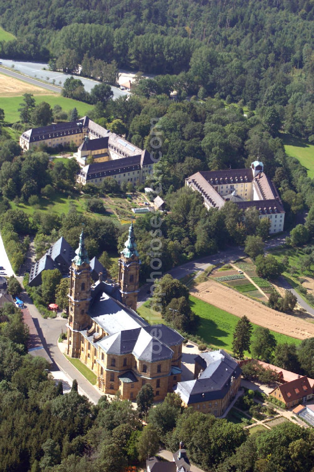 Bad Staffelstein from above - 16.07.2007 Blick auf Vierzehnheiligen, Franziskanerkloster und Bildungshäuser der Erzdiözese Bamberg.