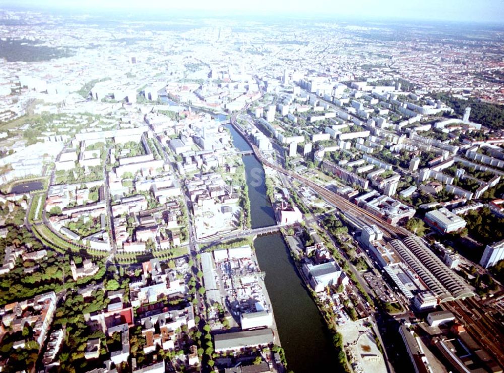 Aerial image Berlin - Kreuzberg - Viktoriaspeicher der BEHALA an der Spree in Berlin - Kreuzberg.