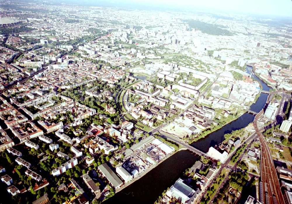 Aerial photograph Berlin - Kreuzberg - Viktoriaspeicher der BEHALA an der Spree in Berlin - Kreuzberg.