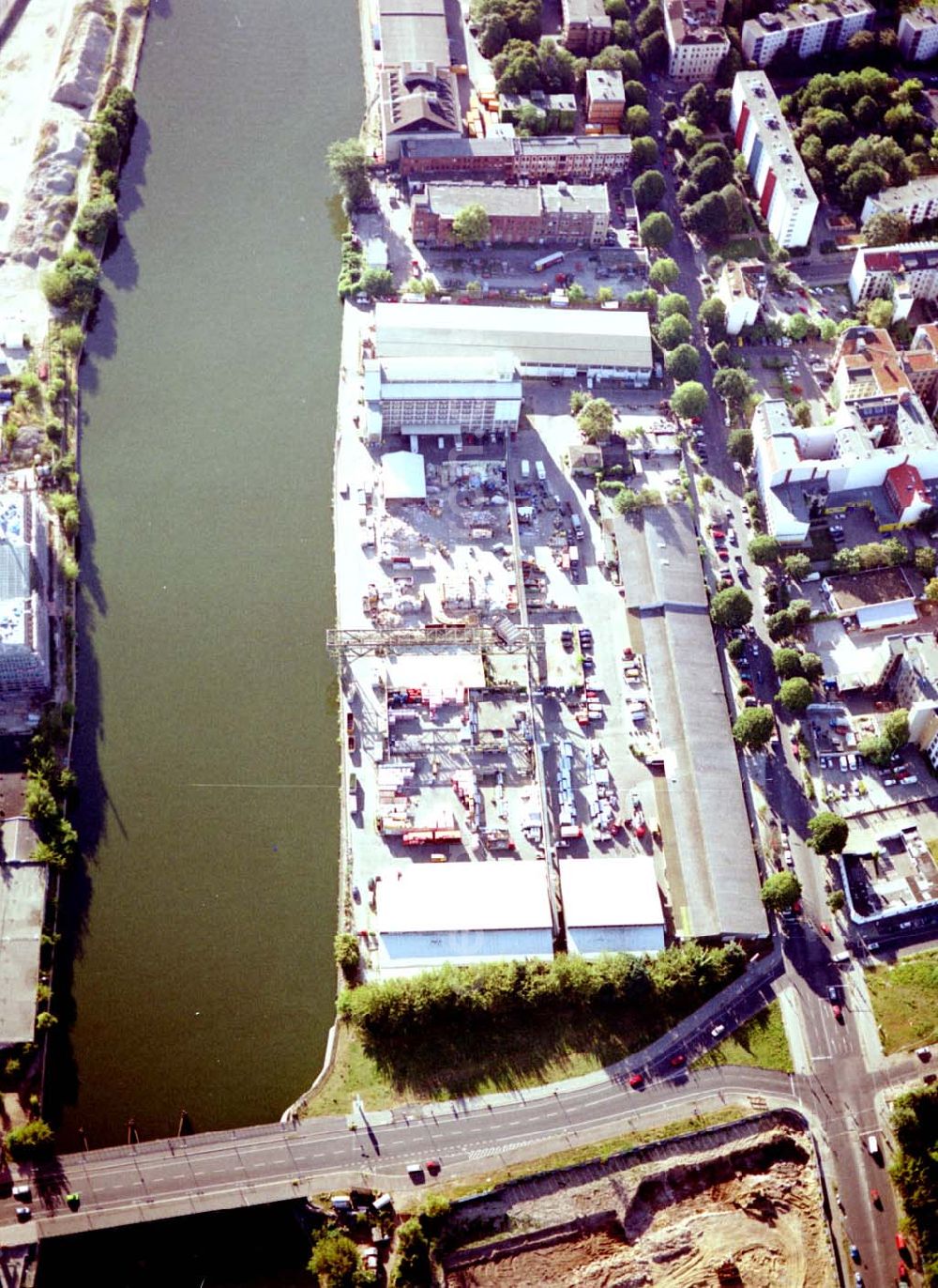 Berlin - Kreuzberg from above - Viktoriaspeicher der BEHALA an der Spree in Berlin - Kreuzberg.