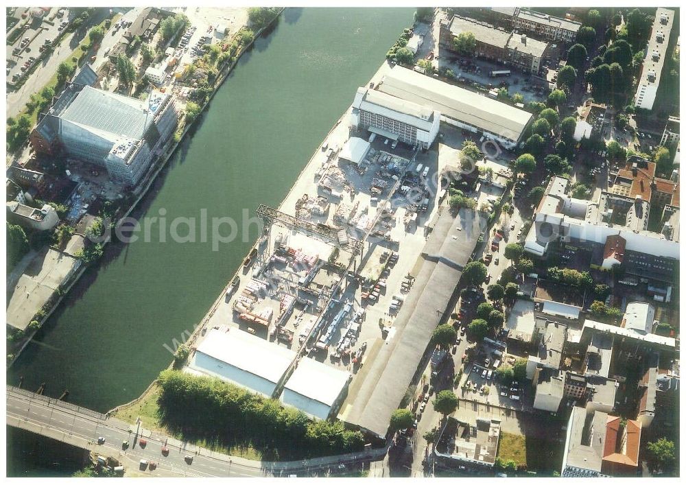 Berlin - Kreuzberg from the bird's eye view: Viktoriaspeicher der BEHALA an der Spree in Berlin - Kreuzberg.