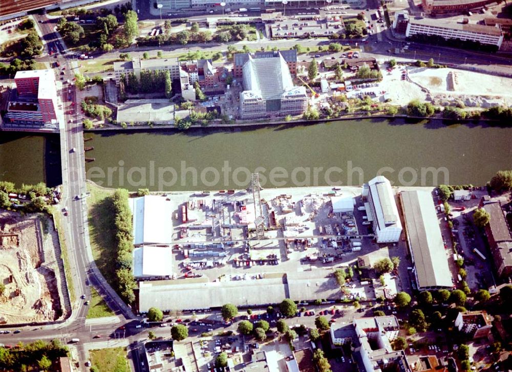 Aerial photograph Berlin - Kreuzberg - Viktoriaspeicher der BEHALA an der Spree in Berlin - Kreuzberg.