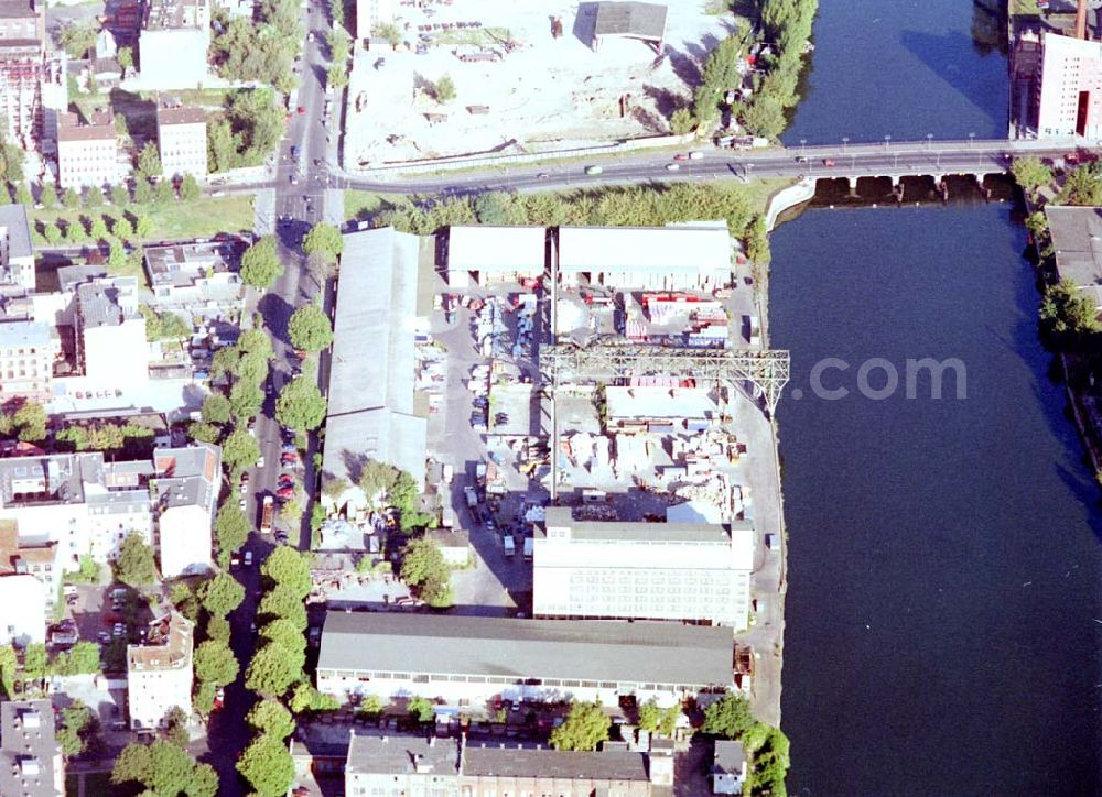 Berlin - Kreuzberg from above - Viktoriaspeicher der BEHALA an der Spree in Berlin - Kreuzberg.