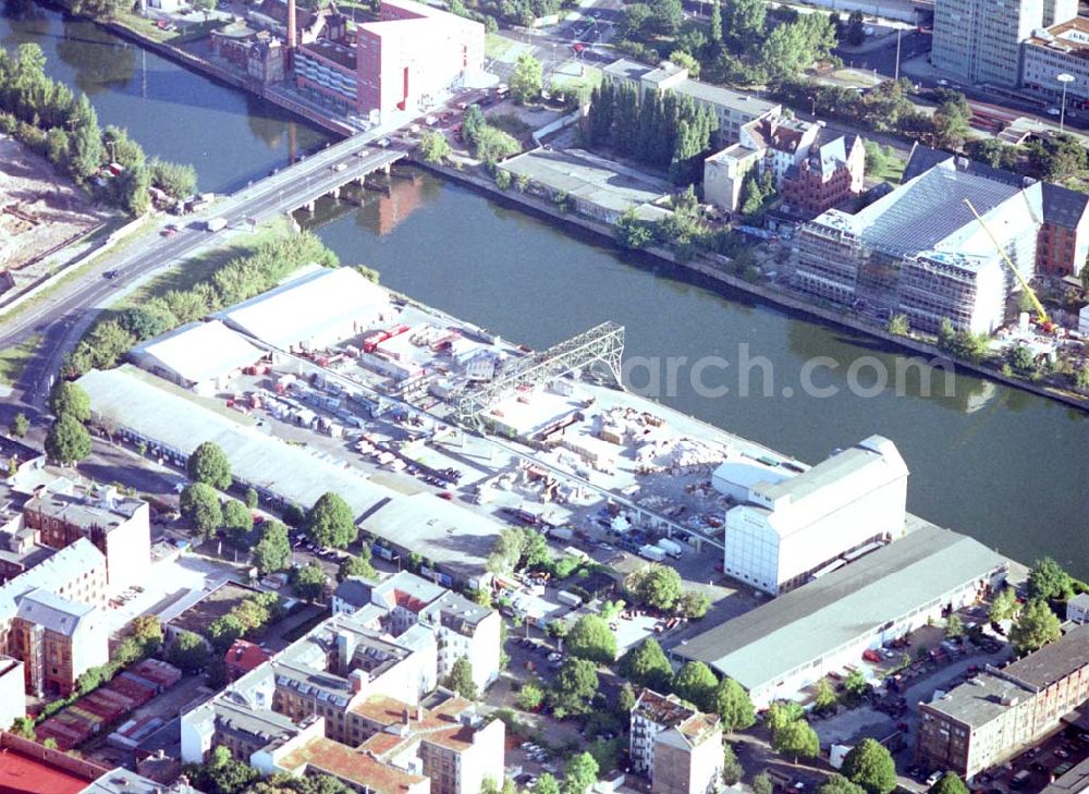 Aerial image Berlin - Kreuzberg - Viktoriaspeicher der BEHALA an der Spree in Berlin - Kreuzberg.