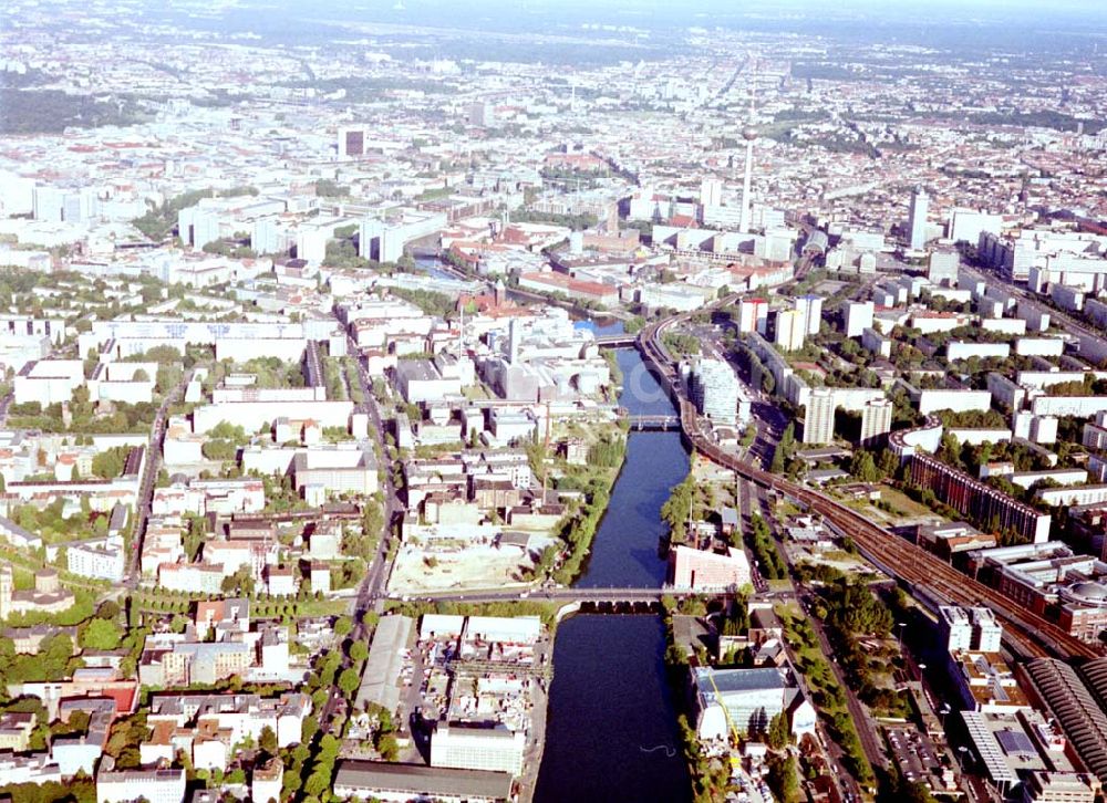 Berlin - Kreuzberg from the bird's eye view: Viktoriaspeicher der BEHALA an der Spree in Berlin - Kreuzberg.