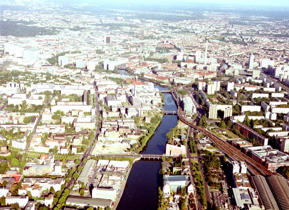 Aerial image Berlin - Kreuzberg - Viktoriaspeicher der BEHALA an der Spree in Berlin - Kreuzberg.