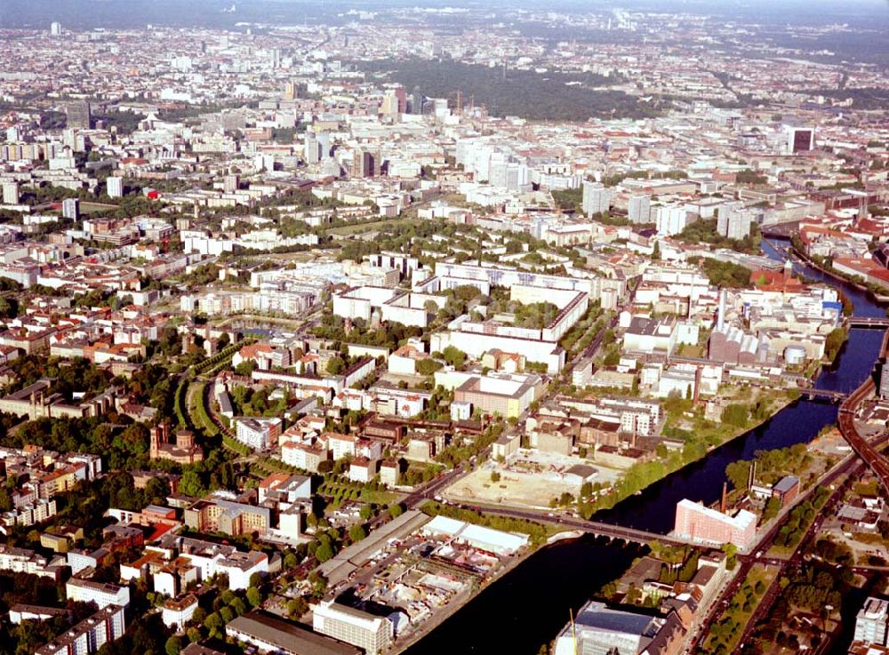 Aerial photograph Berlin - Kreuzberg - Viktoriaspeicher der BEHALA an der Spree in Berlin - Kreuzberg.