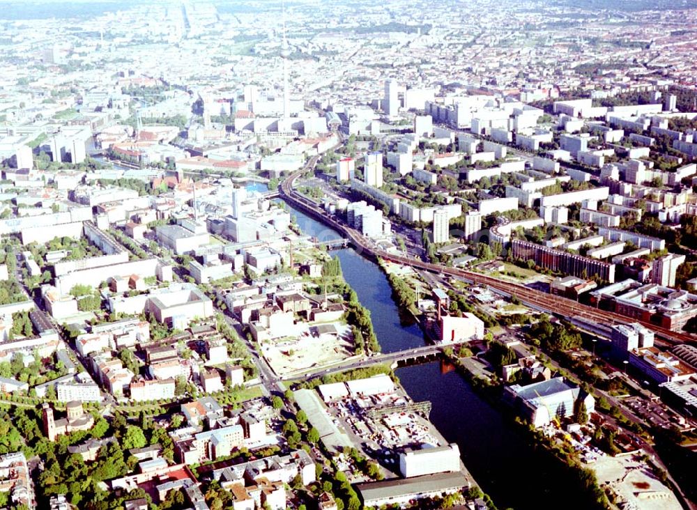 Aerial image Berlin - Kreuzberg - Viktoriaspeicher der BEHALA an der Spree in Berlin - Kreuzberg.