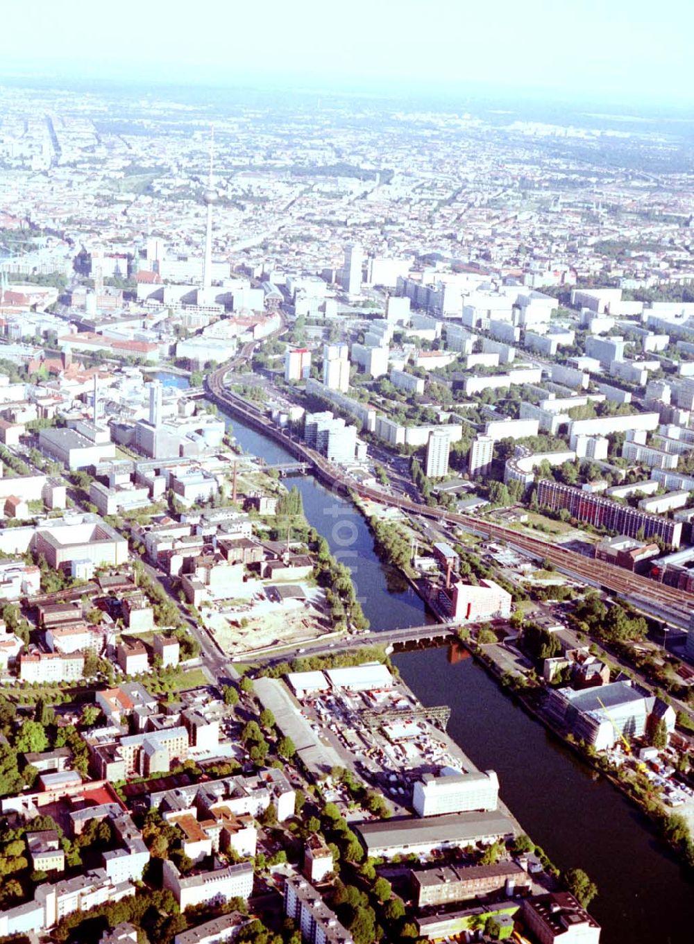 Aerial photograph Berlin - Kreuzberg - Viktoriaspeicher der BEHALA an der Spree in Berlin - Kreuzberg.