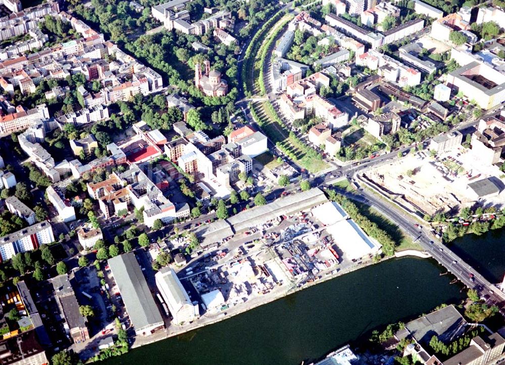 Berlin - Kreuzberg from above - Viktoriaspeicher der BEHALA an der Spree in Berlin - Kreuzberg.