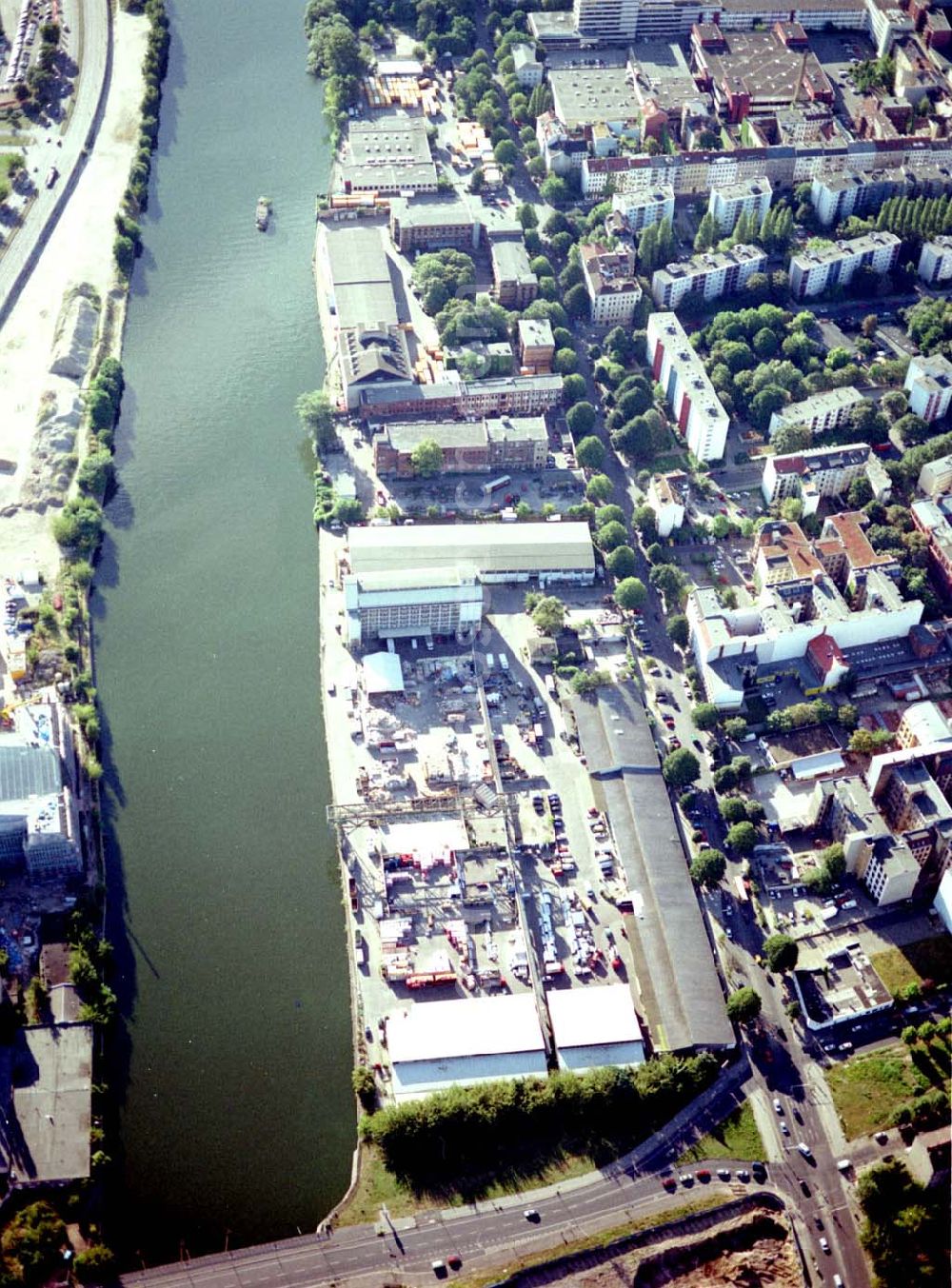 Aerial image Berlin - Kreuzberg - Viktoriaspeicher der BEHALA an der Spree in Berlin - Kreuzberg.