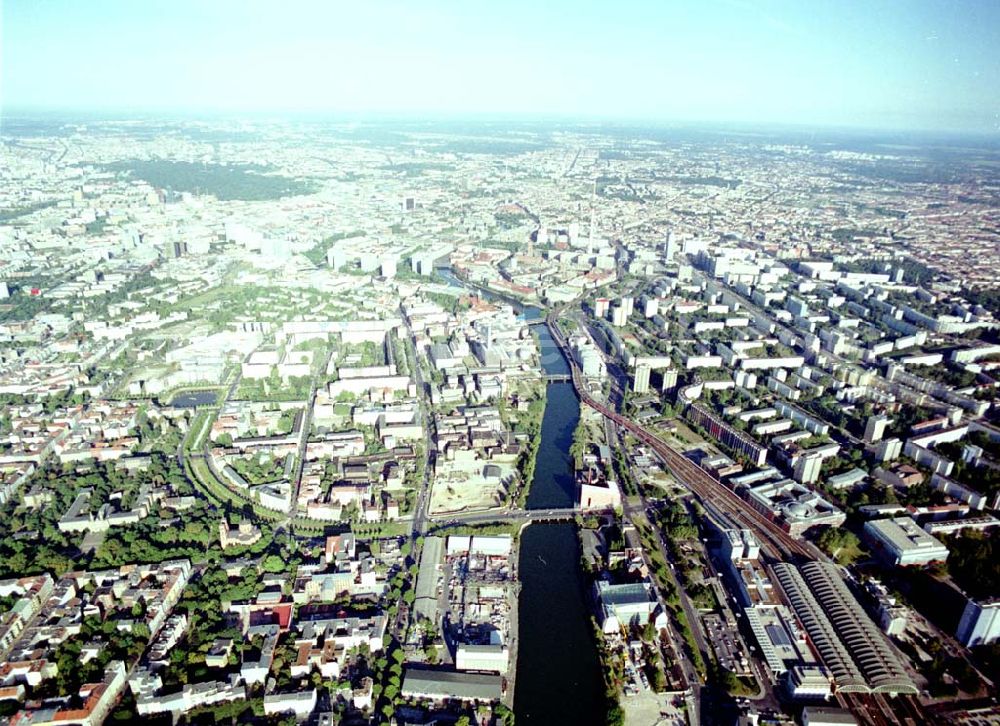 Aerial image Berlin - Kreuzberg - Viktoriaspeicher der BEHALA an der Spree in Berlin - Kreuzberg.