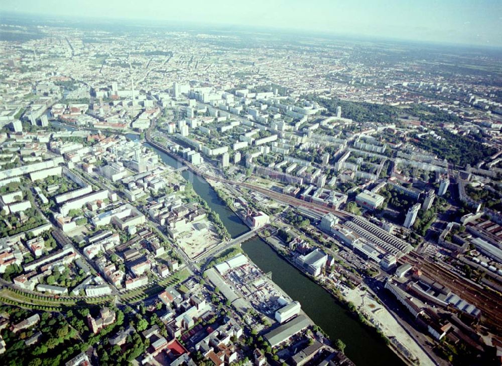 Aerial photograph Berlin - Kreuzberg - Viktoriaspeicher der BEHALA an der Spree in Berlin - Kreuzberg.