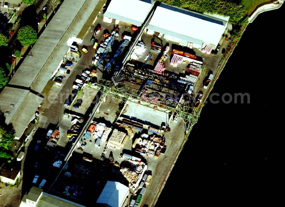 Aerial photograph Berlin - Kreuzberg - Viktoriaspeicher der BEHALA an der Spree in Berlin - Kreuzberg.