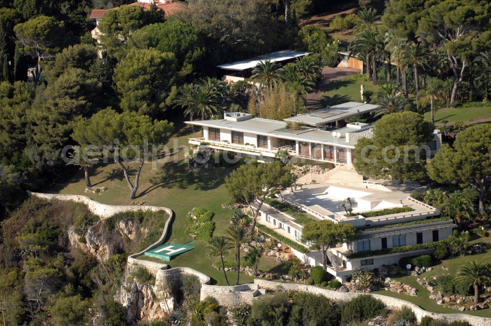 Roquebrune-Cap-Martin from above - Blick auf eine Villa an der Avenue Douine im Stadtteil Cap-Martin in Roquebrune-Cap-Martin. Roquebrune-Cap-Martin ist eine französische Gemeinde, die zwischen Monaco und Menton an der Cote d' Azur liegt. Das eigentliche Dorf befindet sich auf einer Höhe von 225 m, vor einer Bergkulisse, die durch den Mont Agel dominiert wird. Ein Teil der Stadtgrenze ist gleichzeitig die Staatsgrenze zum Fürstentum Monaco.