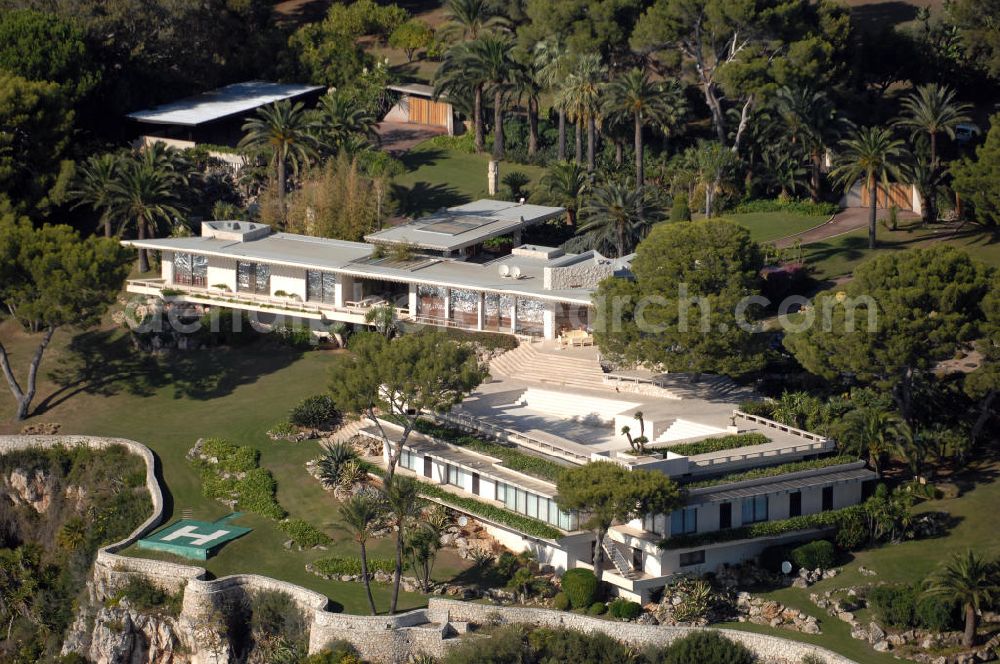 Roquebrune-Cap-Martin from the bird's eye view: Blick auf eine Villa an der Avenue Douine im Stadtteil Cap-Martin in Roquebrune-Cap-Martin. Roquebrune-Cap-Martin ist eine französische Gemeinde, die zwischen Monaco und Menton an der Cote d' Azur liegt. Das eigentliche Dorf befindet sich auf einer Höhe von 225 m, vor einer Bergkulisse, die durch den Mont Agel dominiert wird. Ein Teil der Stadtgrenze ist gleichzeitig die Staatsgrenze zum Fürstentum Monaco.