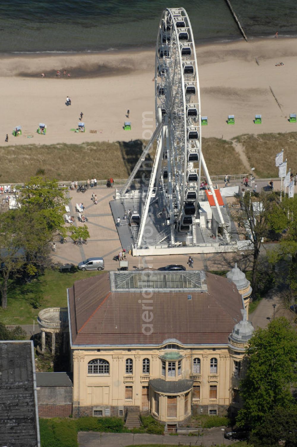 Aerial photograph Kühlungsborn - Blick auf die Villa Baltic (ehemals Villa Hausmann) welche zum Tagungshotel umgebaut werden soll und auf den Baltic Platz mit dem modernsten transportablen Riesenrad der Welt. Bauausführung Villa Baltic: Contrac GmbH, Ulmenstrasse 29, 09112 Chemnitz, Tel. +49 (0)371 306250, Fax +49 (0)371 300350, E-Mail: info@contrac.de; Kontakt Schausteller Riesenrad: World Tourist Attractions Germany GmbH, Joseph-Haydn-Str.5, 70806 Kornwestheim, Mobile: 0172 7001065; Kontakt Konstruktionsfirma Riesenrad: Ronald Bussink AG, Gaiserstrasse 11, Ch-9050 Appenzell, Tel. +41 (0)71 7800800, Fax +41 (0)71 7800600, E-Mail: sales@ronaldbussink.com