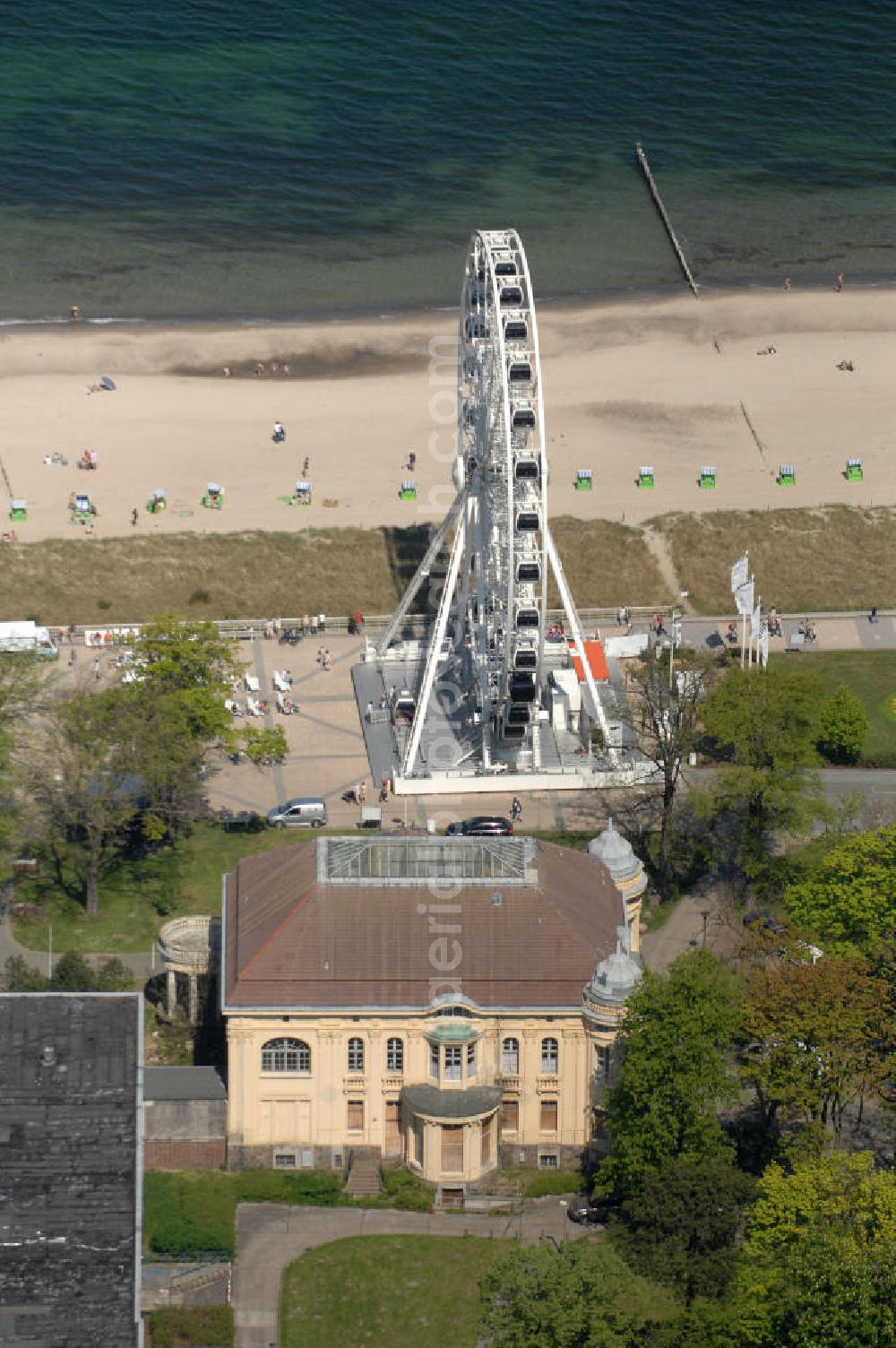 Kühlungsborn from above - Blick auf die Villa Baltic (ehemals Villa Hausmann) welche zum Tagungshotel umgebaut werden soll und auf den Baltic Platz mit dem modernsten transportablen Riesenrad der Welt. Bauausführung Villa Baltic: Contrac GmbH, Ulmenstrasse 29, 09112 Chemnitz, Tel. +49 (0)371 306250, Fax +49 (0)371 300350, E-Mail: info@contrac.de; Kontakt Schausteller Riesenrad: World Tourist Attractions Germany GmbH, Joseph-Haydn-Str.5, 70806 Kornwestheim, Mobile: 0172 7001065; Kontakt Konstruktionsfirma Riesenrad: Ronald Bussink AG, Gaiserstrasse 11, Ch-9050 Appenzell, Tel. +41 (0)71 7800800, Fax +41 (0)71 7800600, E-Mail: sales@ronaldbussink.com