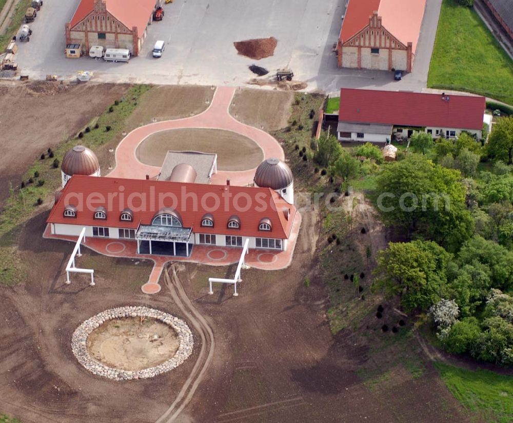 Basedow from above - Basedow ist eine Gemeinde im Südwesten des Landkreises Demmin in Mecklenburg-Vorpommern (Deutschland). Die Gemeinde wird vom Amt Malchin am Kummerower See mit Sitz in der Stadt Malchin verwaltet. In Basedow befindet sich die Naturparkverwaltung des Naturparks Mecklenburgische Schweiz und Kummerower See. Der gesamte Dorfkern mit Schloss, Marstall und Kirche stehen unter Denkmalschutz.