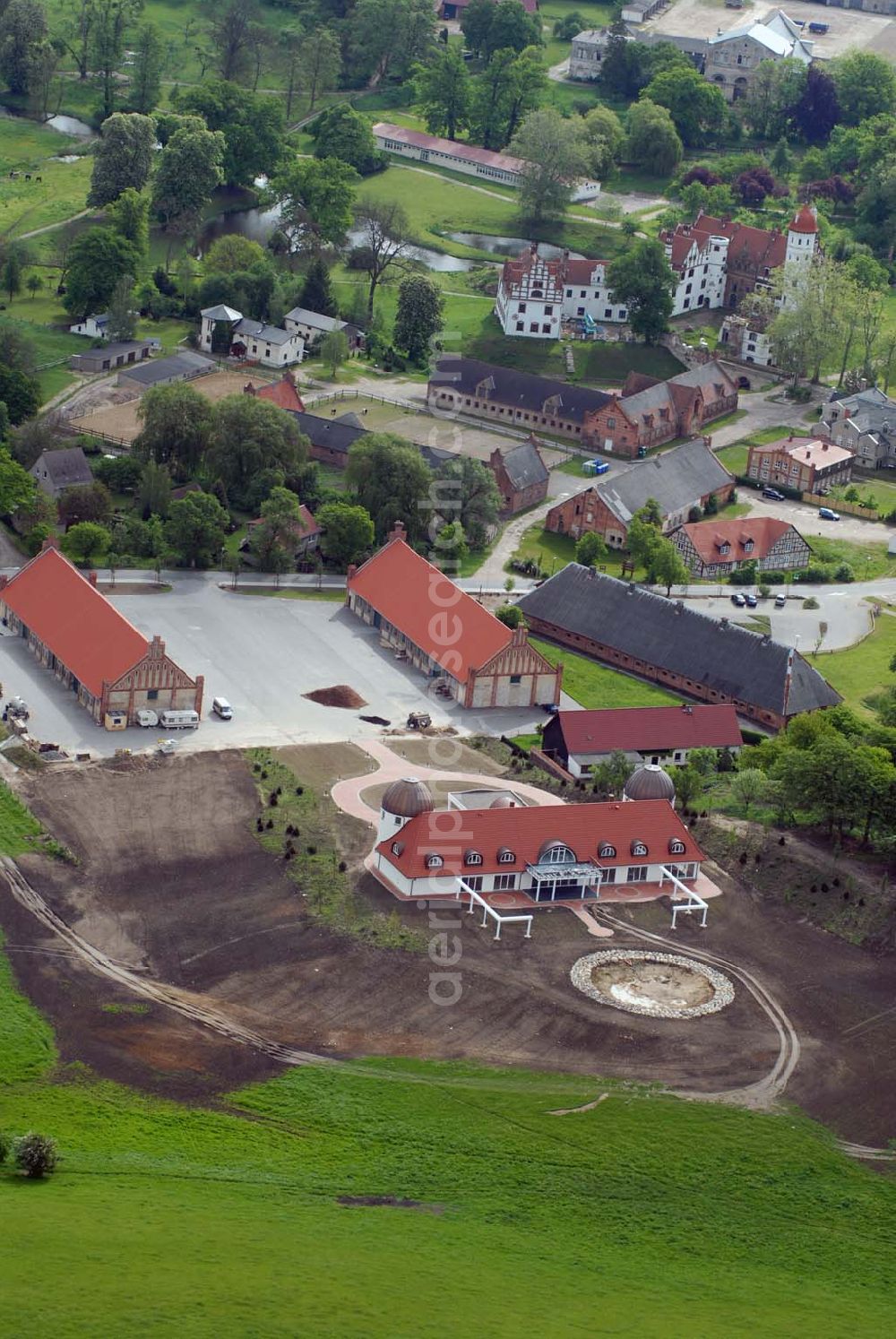 Aerial photograph Basedow - Basedow ist eine Gemeinde im Südwesten des Landkreises Demmin in Mecklenburg-Vorpommern (Deutschland). Die Gemeinde wird vom Amt Malchin am Kummerower See mit Sitz in der Stadt Malchin verwaltet. In Basedow befindet sich die Naturparkverwaltung des Naturparks Mecklenburgische Schweiz und Kummerower See. Der gesamte Dorfkern mit Schloss, Marstall und Kirche stehen unter Denkmalschutz.