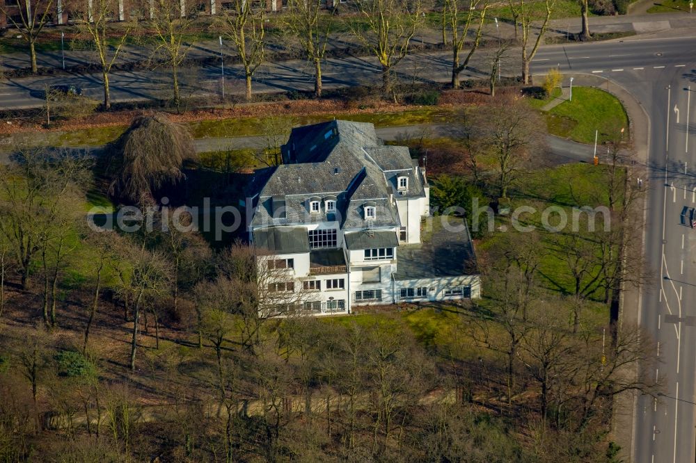 Kamp-Lintfort from the bird's eye view: Townhouse and mansion on Friedrich-Heinrich-Allee in Kamp-Lintfort in the state of North Rhine-Westphalia