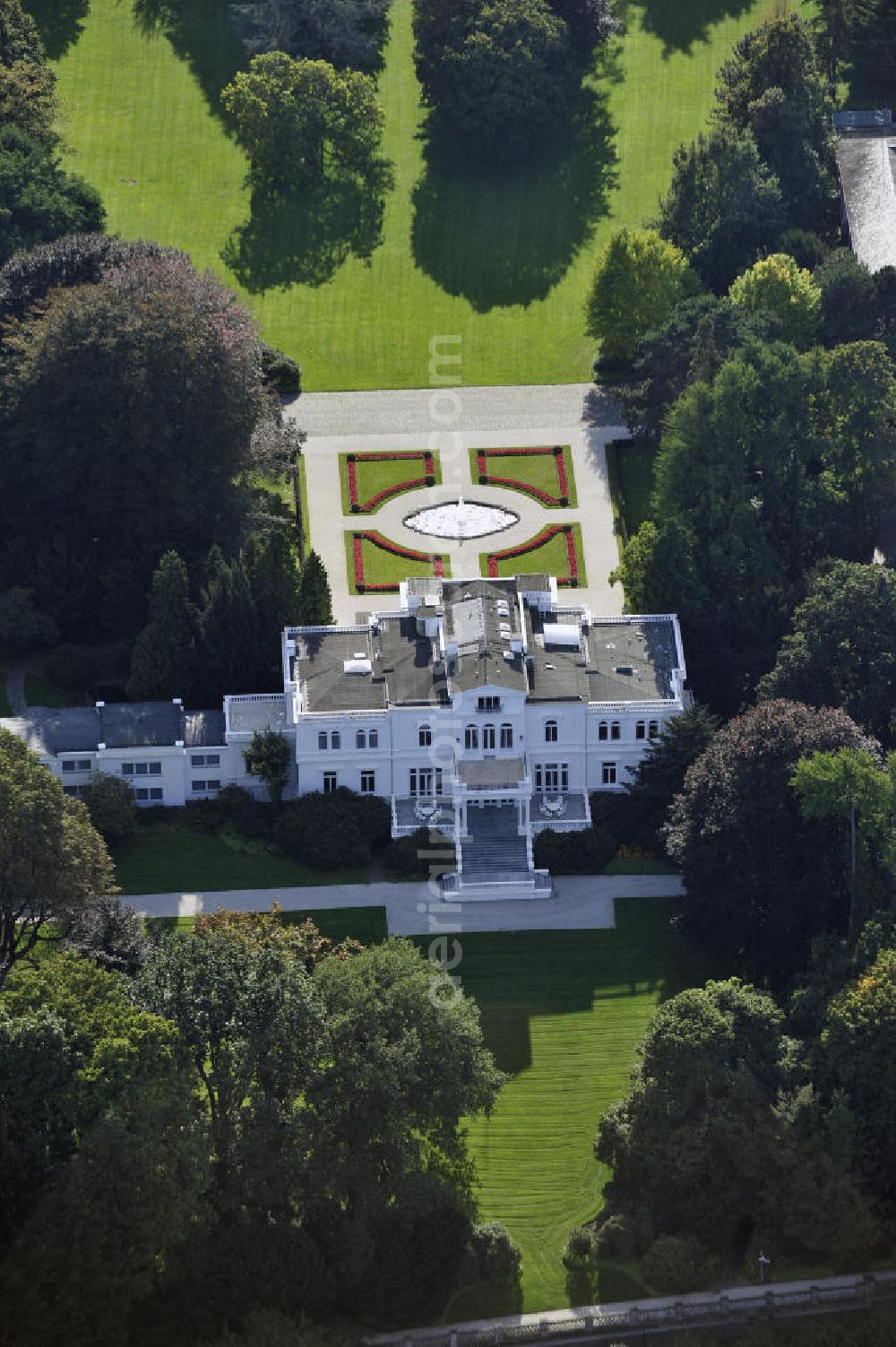 Bonn from above - Die Villa Hammerschmidt im Stadtteil Gronau. Das Gebäude ist seit 1950 Amts- und Wohnsitz des Bundespräsidenten der Bundesrepublik Deutschland in Bonn. Seit 1994 ist die Villa der Zweitsitz neben dem Berliner Amtssitz. The Villa Hammerschmidt in the district Gronau. Since 1950 the building is the official residence of the President of the Federal Republic of Germany in Bonn.