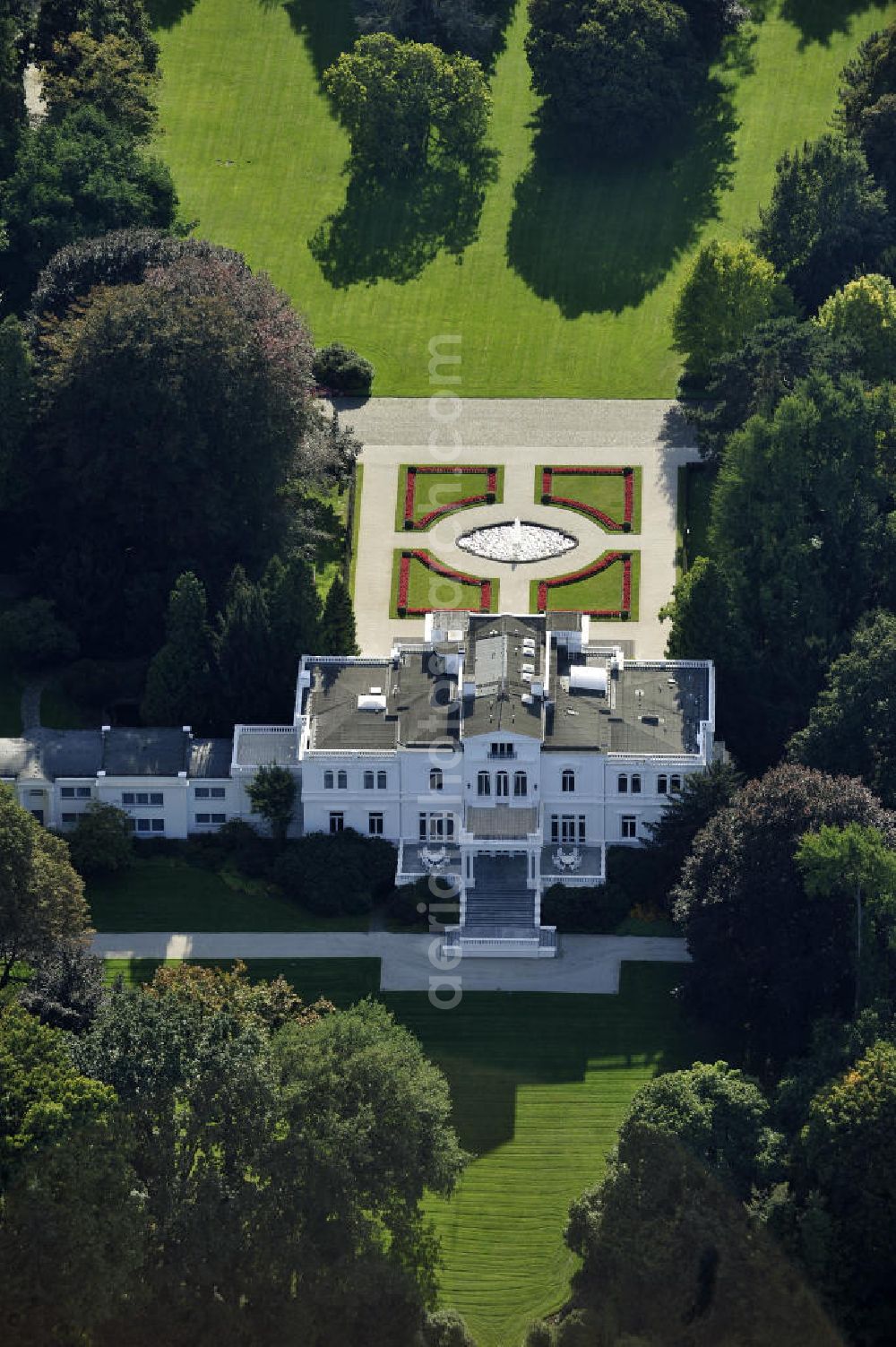 Bonn from the bird's eye view: Die Villa Hammerschmidt im Stadtteil Gronau. Das Gebäude ist seit 1950 Amts- und Wohnsitz des Bundespräsidenten der Bundesrepublik Deutschland in Bonn. Seit 1994 ist die Villa der Zweitsitz neben dem Berliner Amtssitz. The Villa Hammerschmidt in the district Gronau. Since 1950 the building is the official residence of the President of the Federal Republic of Germany in Bonn.