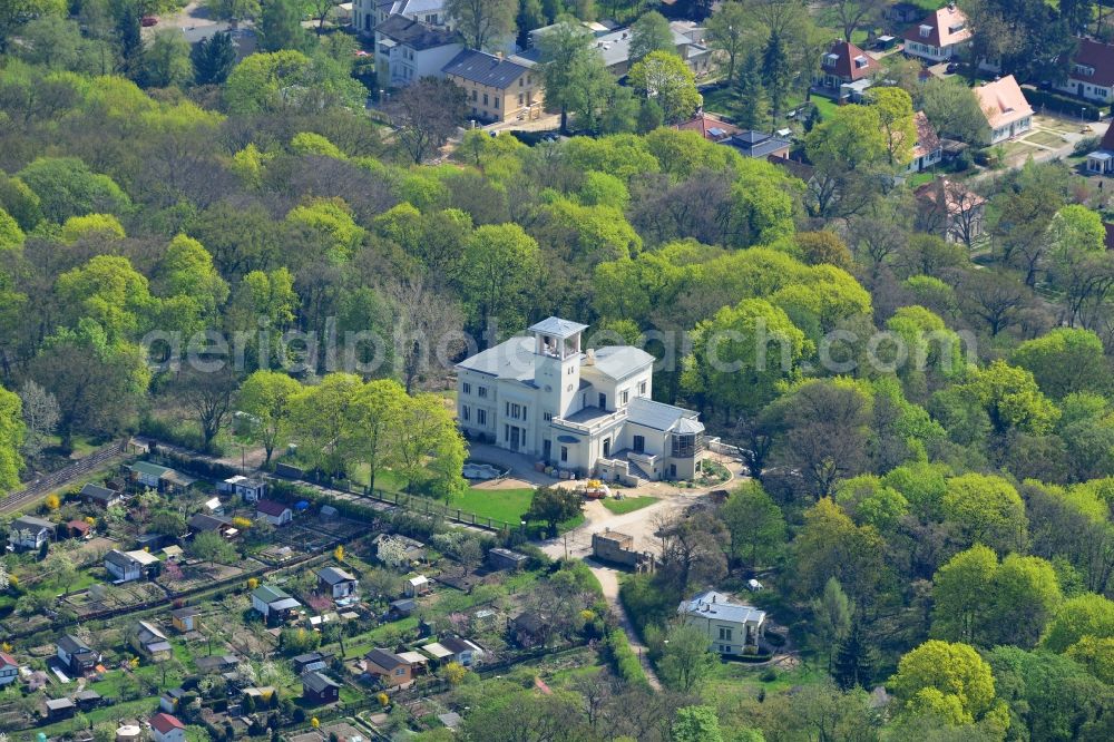 Aerial photograph Potsdam - Villa Henckel on Pfingstberg in residential area of single-family settlement Grosse Weinmeisterstrasse in the district Noerdliche Vorstadt in Potsdam in the state Brandenburg, Germany